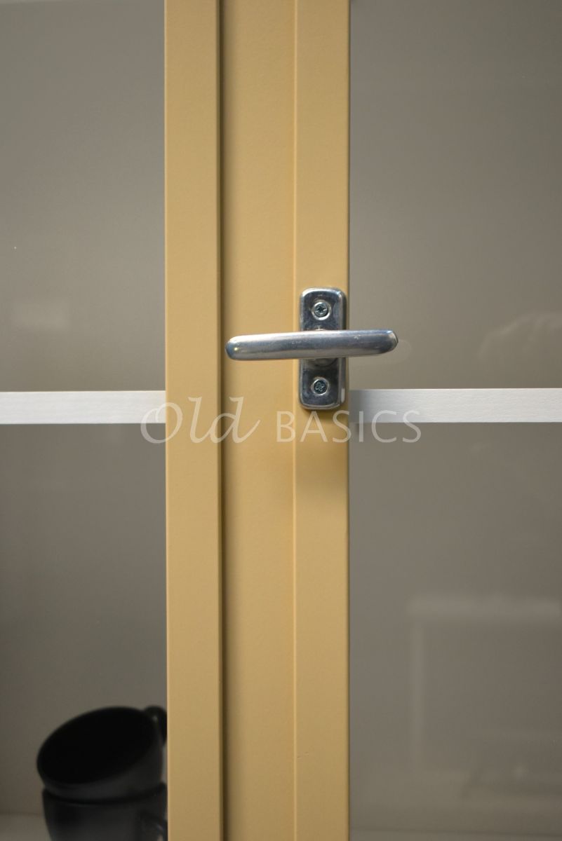 Detail van Apothekerskast Demi, 3 deuren, RAL1001, crème, geel, materiaal staal
